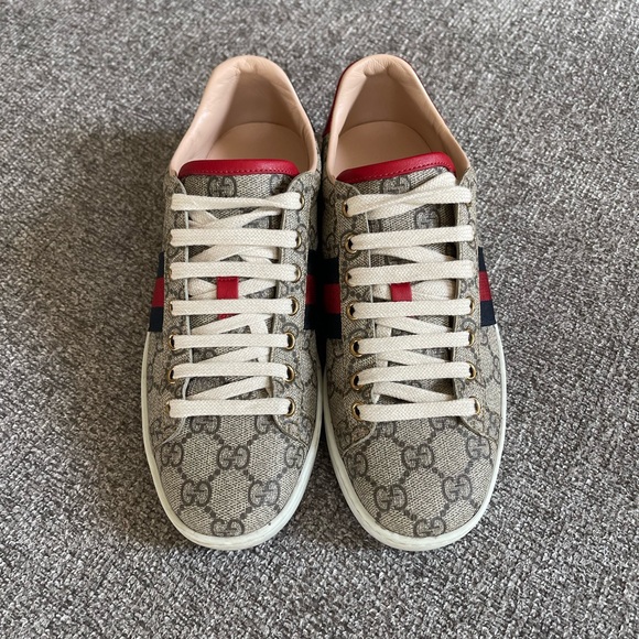 Gucci Women's Ace GG Supreme
Sneaker - Picture 4 of 8